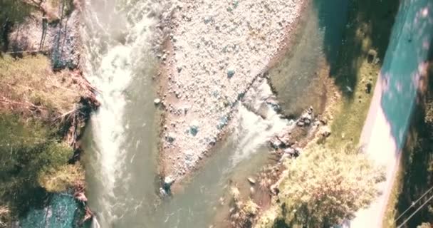 Vue aérienne 4k UHD. Vol bas au-dessus d'une rivière de montagne fraîche et froide au matin ensoleillé d'été .