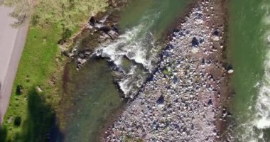 4 k Uhd havadan görünümü. Düşük uçuş üzerinde taze soğuk dağ nehir kıyısında güneşli yaz sabahı.