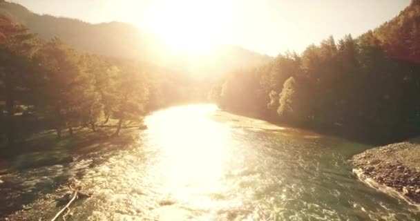 4 k Uhd letecký pohled. Nízký Přelet nad čerstvé studené horské řeky na ráno. — Stock video