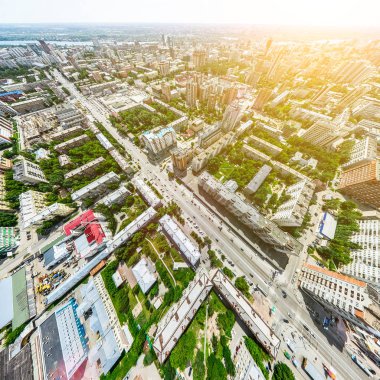 Kesişen yollar, evler, binalar, parklar ve otoparklar olan havacılık şehri manzarası. Güneşli yaz panoramik resmi