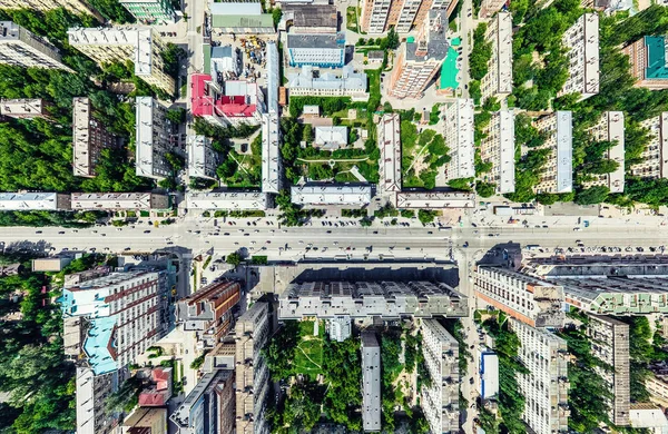 空中城市景观与交叉口和道路，房屋，建筑物，公园和停车场。阳光灿烂的夏日全景形象 — 图库照片