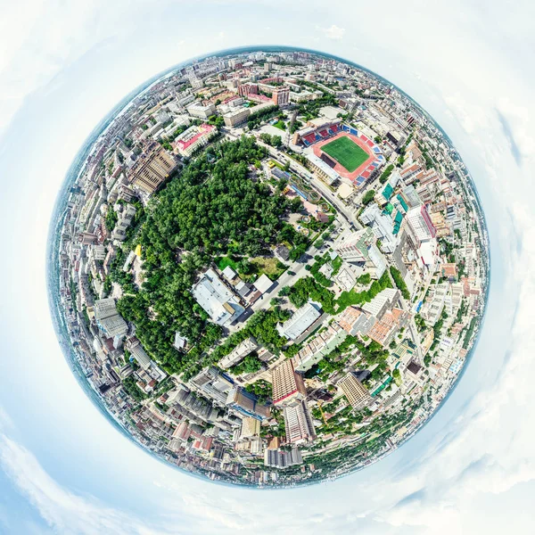 Kesişen yollar, evler, binalar, parklar ve otoparklar olan havacılık şehri manzarası. Güneşli yaz panoramik resmi