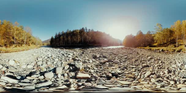 UHD 4K 360 VR La réalité virtuelle d'une rivière coule sur des rochers dans un magnifique paysage de montagne — Video