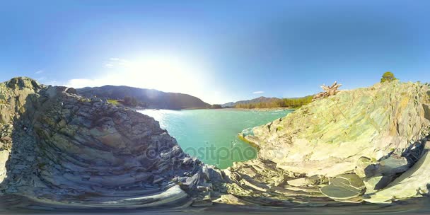 UHD 4K 360 VR La realidad virtual de un río fluye sobre rocas en un hermoso paisaje de montaña — Vídeo de stock