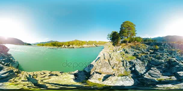 UHD 4K 360 VR La realidad virtual de un río fluye sobre rocas en un hermoso paisaje de montaña — Vídeo de stock