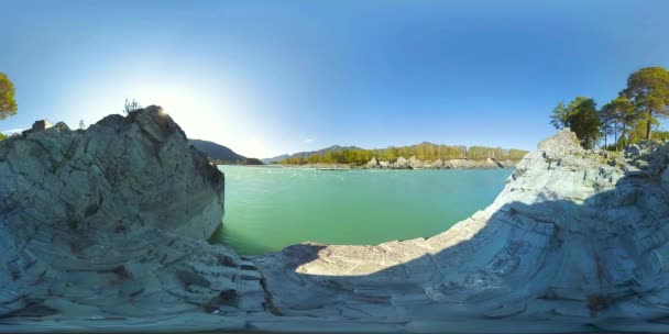 UHD 4k 360 Vr Virtual Reality van een rivier stroomt over rotsen in prachtige berglandschap — Stockvideo