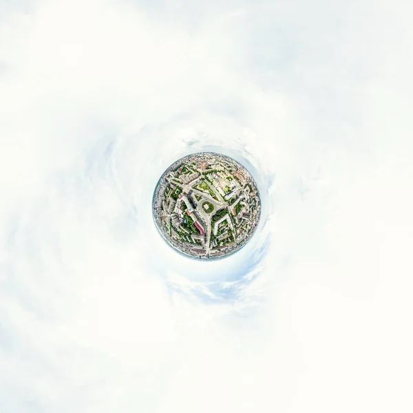 Вид на повітряне місто з перехрестями та дорогами, будинками, будівлями, парками та паркінгами. Сонячне літо панорамне зображення — стокове фото