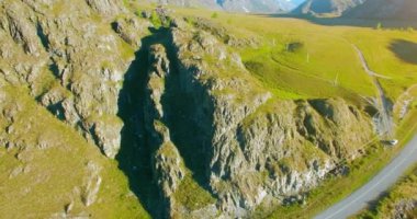 Yürüyüş delikanlı uçurumun tepesinde duran hava Uhd 4k uçuş