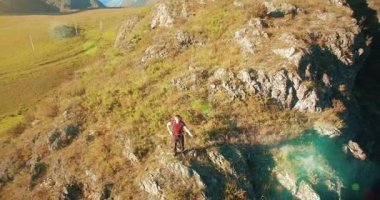 Yürüyüş delikanlı uçurumun tepesinde duran hava Uhd 4k uçuş