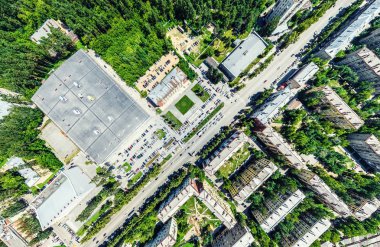 Kesişen yollar, evler, binalar, parklar ve otoparklar olan havacılık şehri manzarası. Güneşli yaz panoramik resmi