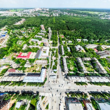 Kesişen yollar, evler, binalar, parklar ve otoparklar olan havacılık şehri manzarası. Güneşli yaz panoramik resmi