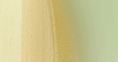 Havadan Uhd 4k görünümü. Taze dağ nehir üzerinde uçuş. Dikey Görünüm ve yatay hareketi