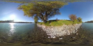 360 Vr sanal gerçeklik bir nehir akar bu güzel dağlar ormandaki kayalar üzerinde