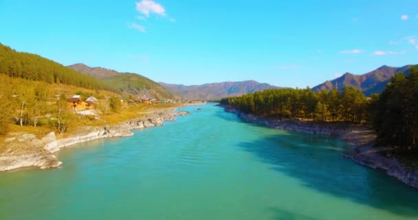 Levegőben repülés alatt fiatalember turista tartózkodik egy függőhíd, és néz — Stock videók