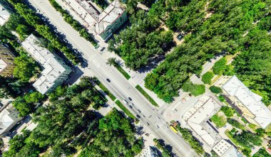 Kesişen yollar, evler, binalar, parklar ve otoparklar olan havacılık şehri manzarası. Güneşli yaz panoramik resmi