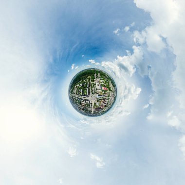 Kesişen yollar, evler, binalar, parklar ve otoparklar olan havacılık şehri manzarası. Güneşli yaz panoramik resmi
