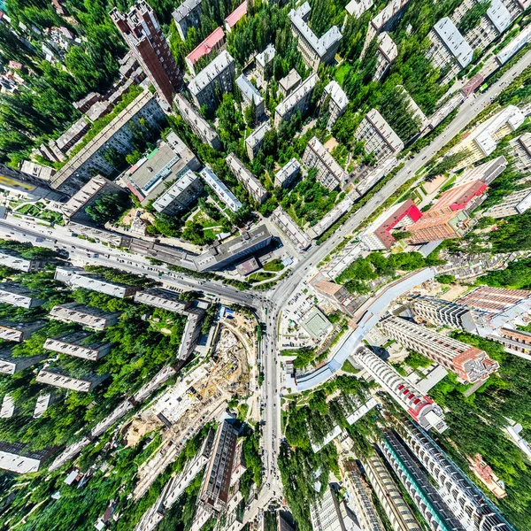 Uitzicht op de stad vanuit de lucht met kruispunten en wegen, huizen, gebouwen, parken en parkeerplaatsen. Zonnige zomer panoramisch beeld — Stockfoto