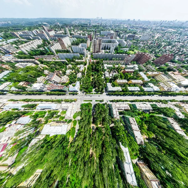 Légi kilátás kereszteződésekkel és utakkal, házak, épületek, parkok és parkolók. Napfényes nyári panoráma kép — Stock Fotó