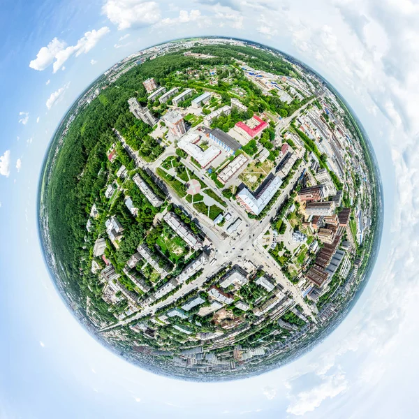 Vista aérea de la ciudad con encrucijadas y caminos, casas, edificios, parques y estacionamientos. Imagen panorámica soleada de verano —  Fotos de Stock