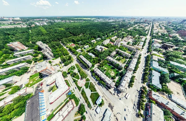 Luftaufnahme der Stadt mit Kreuzungen und Straßen, Häusern, Gebäuden, Parks und Parkplätzen. Sonniges Sommerpanorama — Stockfoto