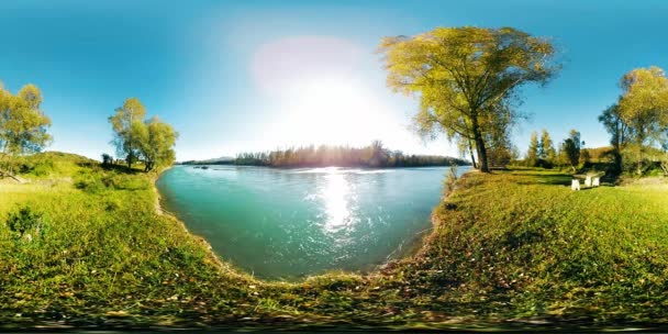 360 VR Realidade Virtual de um rio flui sobre rochas nesta bela floresta de montanhas — Vídeo de Stock