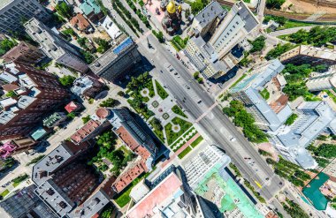 Kesişen yollar, evler, binalar, parklar ve otoparklar olan havacılık şehri manzarası. Güneşli yaz panoramik resmi