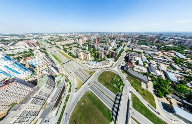 Kesişen yollar, evler, binalar, parklar ve otoparklar olan havacılık şehri manzarası. Güneşli yaz panoramik resmi