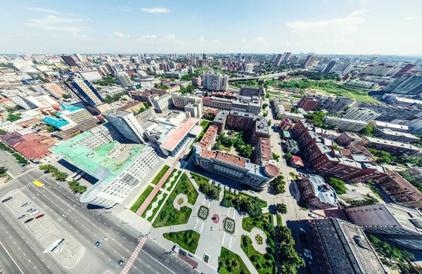 Vista aerea sulla città con crocevia e strade, case, edifici, parchi e parcheggi. Estate soleggiata immagine panoramica — Foto Stock