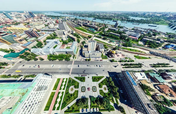 Kesişen yollar, evler, binalar, parklar ve otoparklar olan havacılık şehri manzarası. Güneşli yaz panoramik resmi