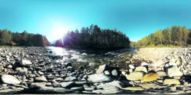 UHD 4k 360 Vr sanal gerçeklik bir nehrin akışı güzel dağ manzarası kayalarda üzerinde