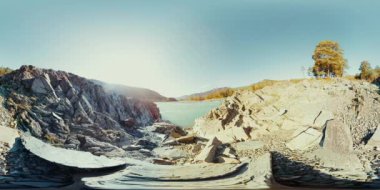 UHD 4k 360 Vr sanal gerçeklik bir nehrin akışı güzel dağ manzarası kayalarda üzerinde