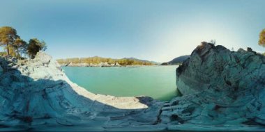 UHD 4k 360 Vr sanal gerçeklik bir nehrin akışı güzel dağ manzarası kayalarda üzerinde