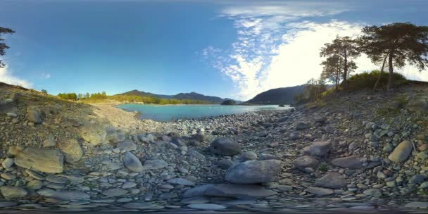 4k UHD 360 Vr εικονική πραγματικότητα ενός ποταμού που ρέει πέρα από τους βράχους στο όμορφο ορεινό τοπίο — Αρχείο Βίντεο