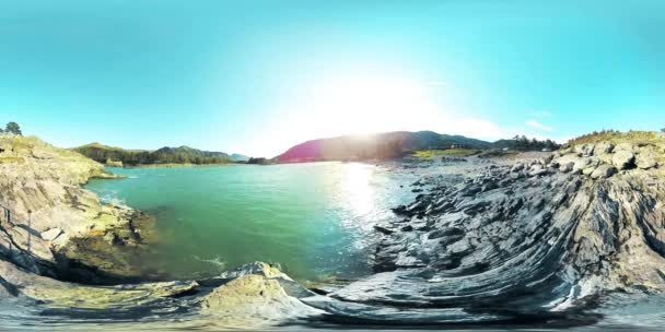4k UHD 360 Vr εικονική πραγματικότητα ενός ποταμού που ρέει πέρα από τους βράχους στο όμορφο ορεινό τοπίο — Αρχείο Βίντεο