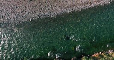 Güneşli yaz sabahında temiz ve taze bir dağ nehri üzerinde uçuşun ortasındayız. Dikey hareket