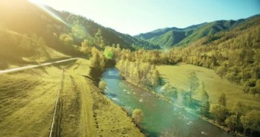 Taze dağ nehir ve güneşli yaz sabahı, çayır üzerinde havada uçuş. Kırsal toprak yol aşağıdaki.