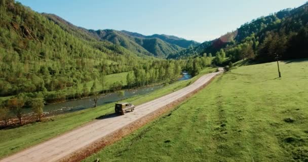 UHD 4K aerea del veicolo di guida verso la Sunrice. Mid-air shot suv auto di guida — Video Stock