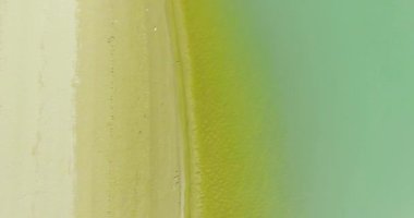 Havadan Uhd 4k görünümü. Taze dağ nehir üzerinde uçuş. Dikey Görünüm ve yatay hareketi