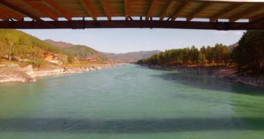 Bir asma köprü üzerinde kalmak ve tarassut genç adam turist üzerinde havada uçuş