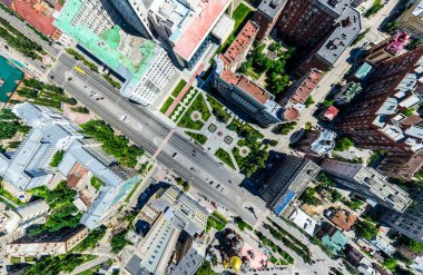 Kesişen yollar, evler, binalar, parklar ve otoparklar olan havacılık şehri manzarası. Güneşli yaz panoramik resmi
