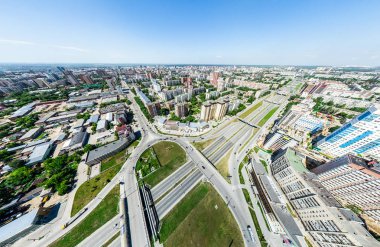 Kesişen yollar, evler, binalar, parklar ve otoparklar olan havacılık şehri manzarası. Güneşli yaz panoramik resmi