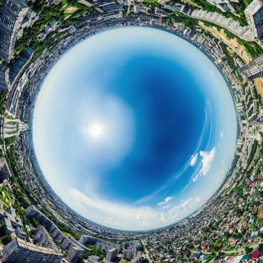 Kesişen yollar, evler, binalar, parklar ve otoparklar olan havacılık şehri manzarası. Güneşli yaz panoramik resmi