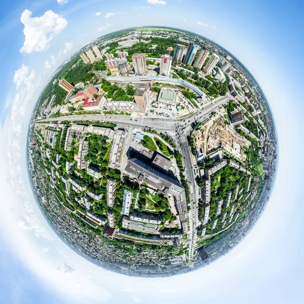 Uitzicht op de stad vanuit de lucht met kruispunten en wegen, huizen, gebouwen, parken en parkeerplaatsen. Zonnige zomer panoramisch beeld — Stockfoto