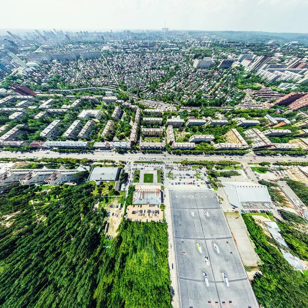 Widok z lotu ptaka na skrzyżowanie dróg i dróg, domy, budynki, parki i parkingi. Słoneczny letni panoramiczny obraz — Zdjęcie stockowe