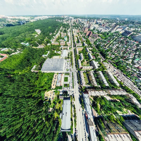 Vista aérea de la ciudad con encrucijadas y caminos, casas, edificios, parques y estacionamientos. Imagen panorámica soleada de verano — Foto de Stock