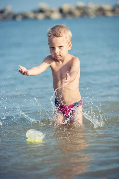 Lindo niño pequeño con máscara y aletas para bucear en la playa tropical de arena . — Foto de Stock