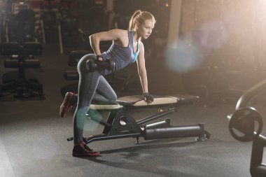 genç kadın halter kaldırma