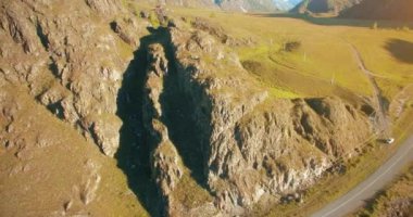 Yürüyüş delikanlı uçurumun tepesinde duran hava Uhd 4k uçuş