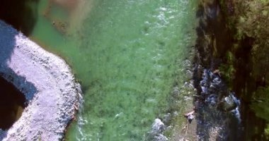 4 k Uhd havadan görünümü. Düşük uçuş üzerinde taze soğuk dağ nehir kıyısında güneşli yaz sabahı.