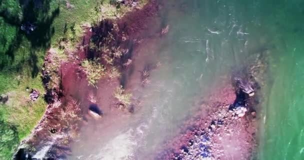 4k UHD vista aérea. Vôo baixo sobre o rio frio fresco da montanha na manhã ensolarada do verão . — Vídeo de Stock